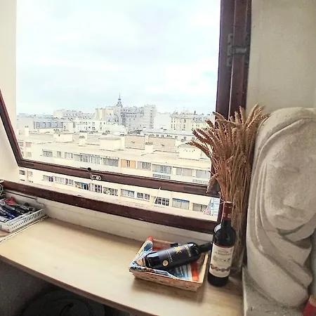 Jolie A 12 Em Apartment *